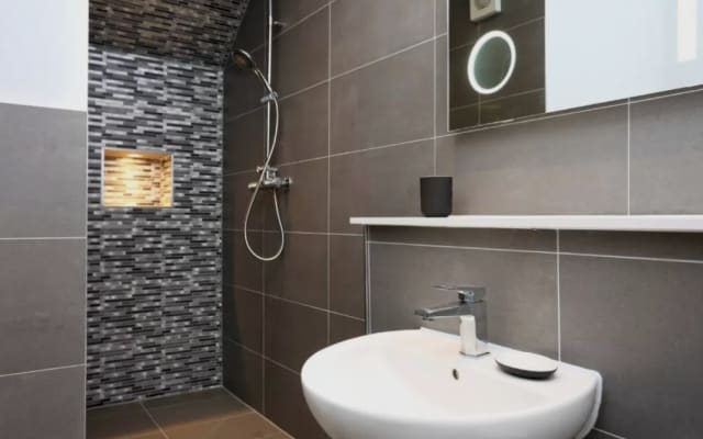 MODERN, STYLISH APT. IN EXCELLENT CENTRAL LOCATION
