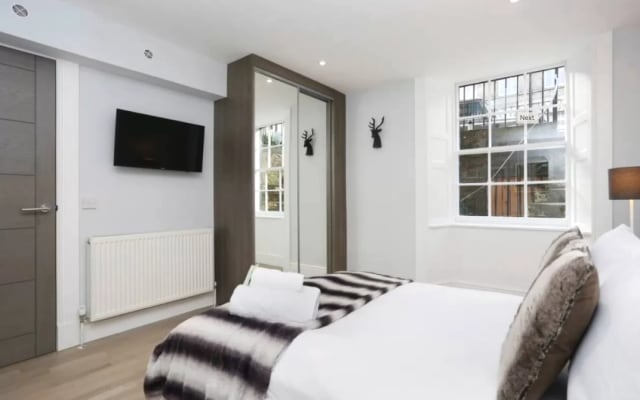 MODERN, STYLISH APT. IN EXCELLENT CENTRAL LOCATION