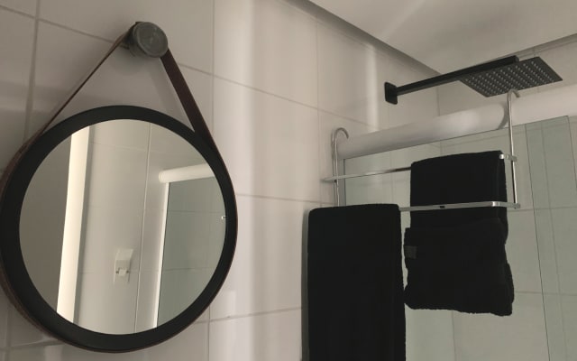 Kompaktes Zimmer mit exklusivem Bad an der Copacabana!