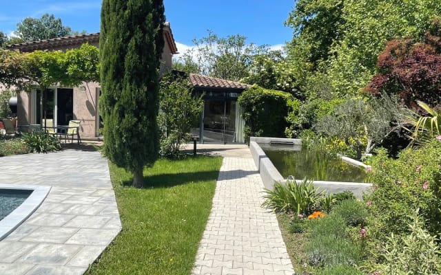 B&B chambre du gai felibre swimming pool and jaccuzi