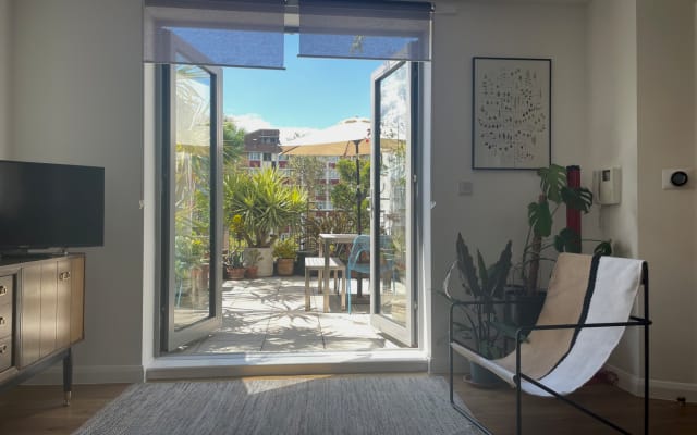 Two bedroom flat in Hoxton with a large terrace with lots of plants