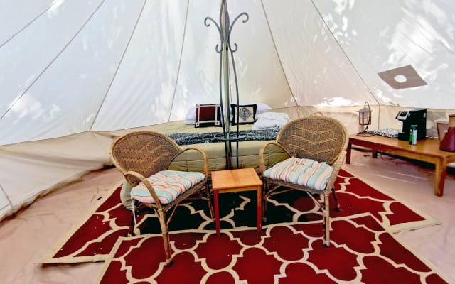 EDUN Naturist Urban Glamping, vasca idromassaggio, letto matrimoniale