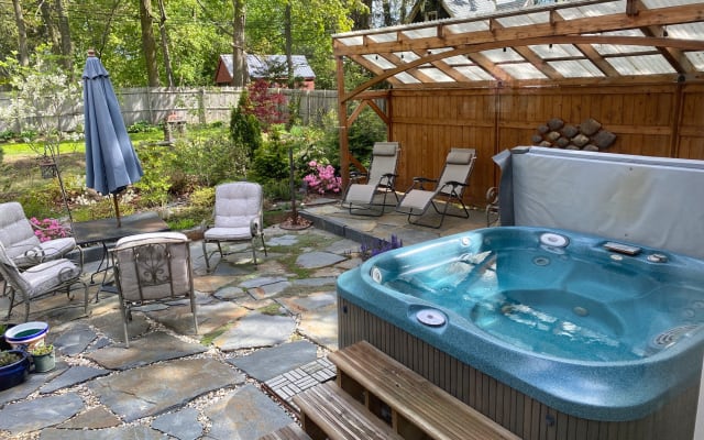 La chambre bleue : Confortable et ensoleillée, avec accès au jacuzzi