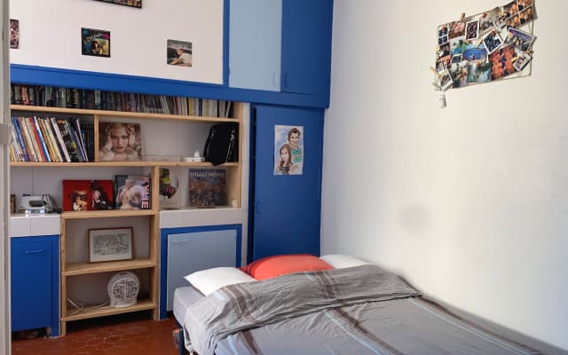 Encantador quarto de estilo Marselha num grande apartamento.