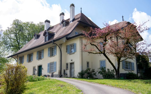 Quarto romântico num castelo boémio e estranho