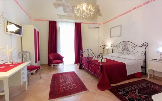 Master Bedroom with PRIVATE EXTERNAL BATHROOM - Palazzo Cutelli