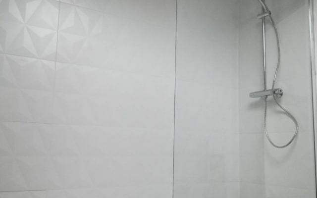 Ampia camera da letto in mansarda in una bella casa delle Landes