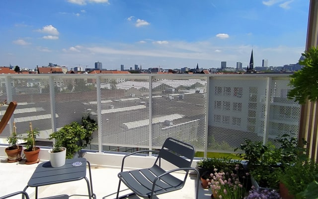 Chambre calme avec terrasses et vue sur la ville + parking