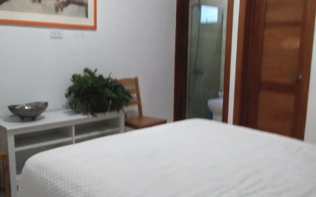 Quarto confortável com w / closet e casa de banho privativa