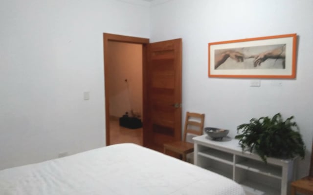 Quarto confortável com w / closet e casa de banho privativa