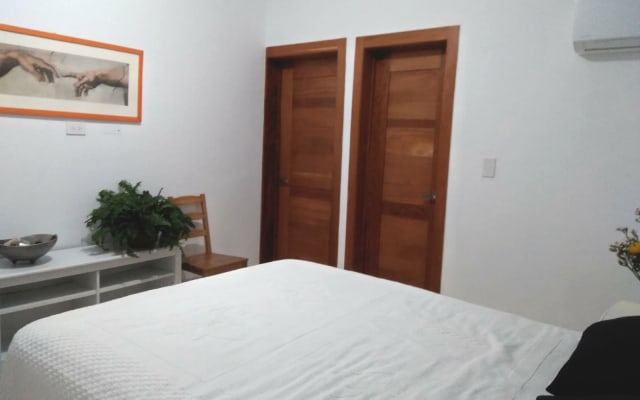 Quarto confortável com w / closet e casa de banho privativa