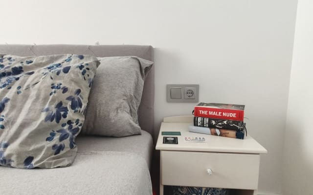 NUDISMROOMBARCELONA: chambre nudiste avec salle de bain privée