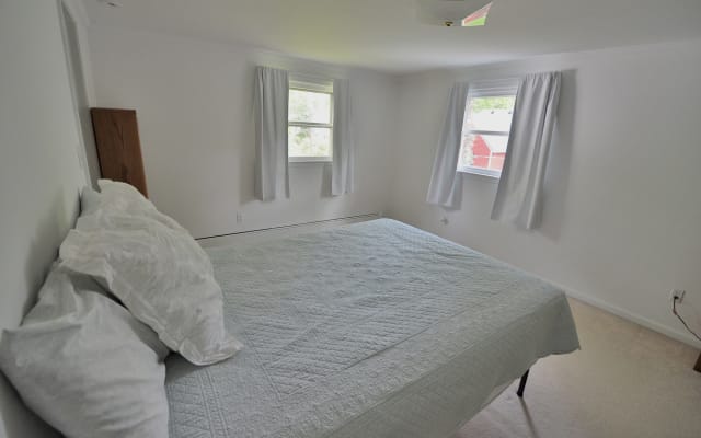 Dormitorio principal privado con baño en suite en NE Fort Wayne