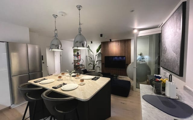Luxury bedroom with king size bed and modern amenities (+tiny doggie!)