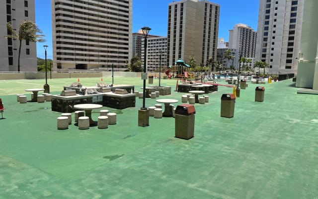 Walk to Hulas   One-Bedroom with Parking - Picture 16