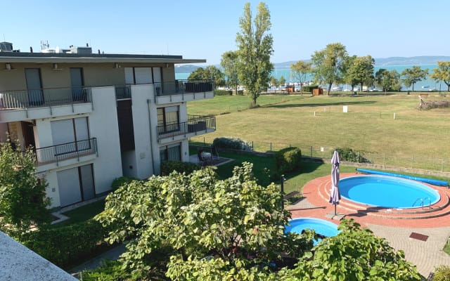 Apartamento com vista para o lago e grande terraço em Zamárdi