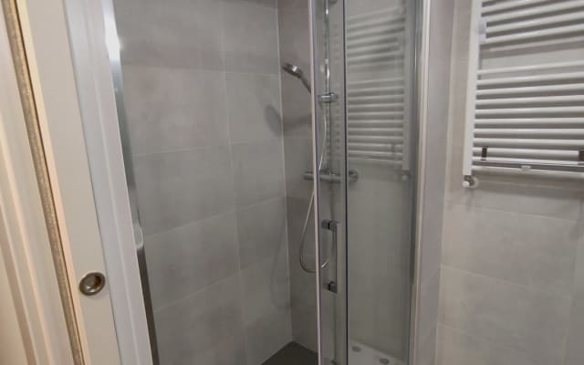 Gran habitación doble con baño privado en Embajadores - Lavapies