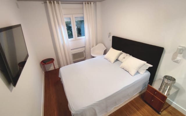 Superbe chambre double avec salle de bain privée à Embajadores...