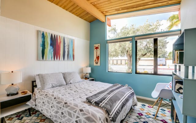 Modernes Haus aus der Mitte des Jahrhunderts mit Garten im Resort-Stil