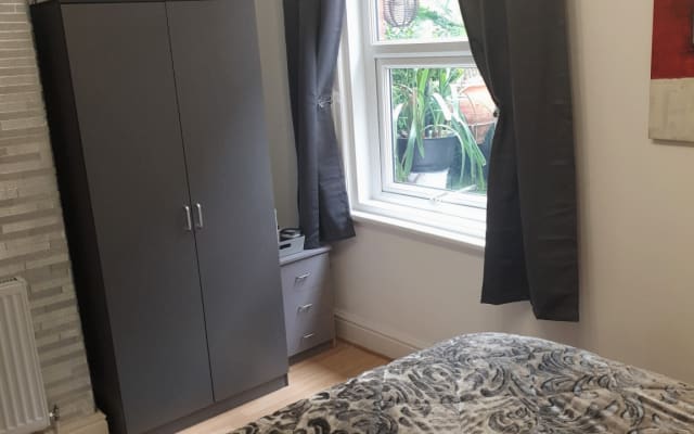 2 large double rooms near park. Less than 1km to town just refurbishe