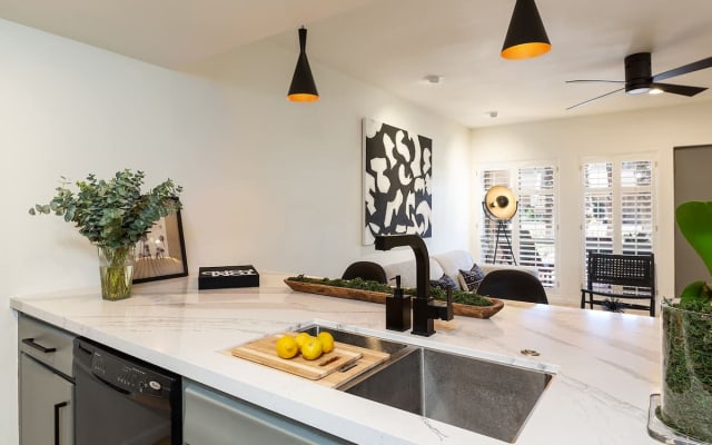 Boho Chic Condo. Pool, Hot tub, terrace. Luxurious stay.