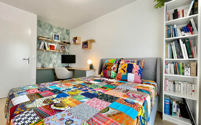 Cosy private room with balcony - a stone's throw from the station