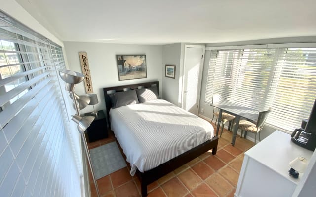 Cozy Efficiency Studio w/POOL-7 min walk to Wilton Drive