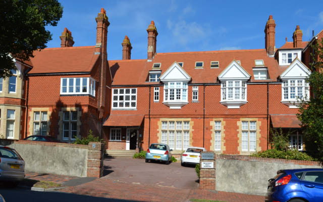 A extremely spacious flat with large double bedroom and patio garden.