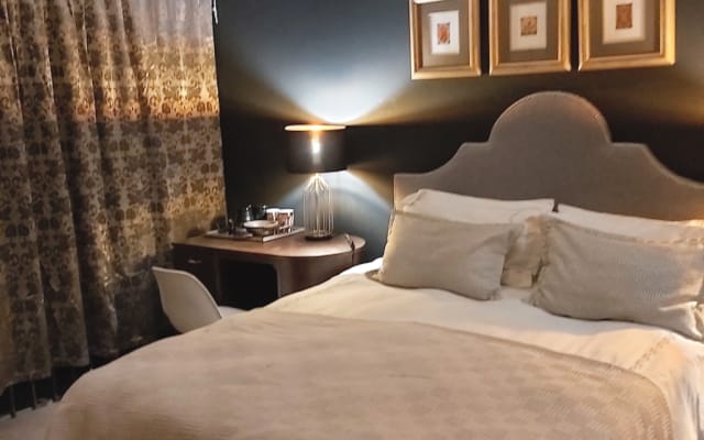 Queen size bed with a on suite shower. Separate entrance.
