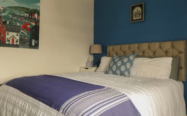 Confortável quarto privado numa casa vitoriana com uma cama king size.