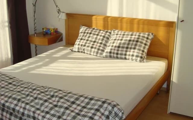 helles und sonniges Schlafzimmer für ein Paar