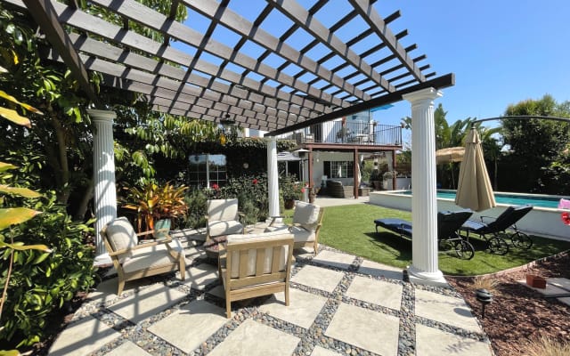 Beautiful centrally located private home above Mission Bay.