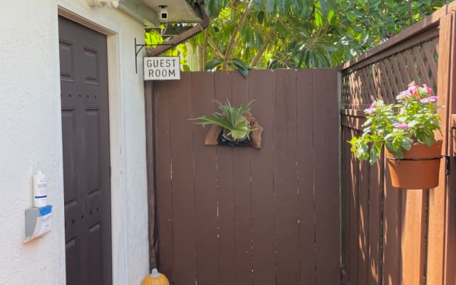 Bonita casa privada com localização central acima de Mission Bay.