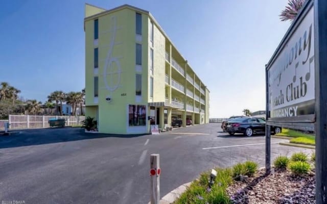 Oceanfront studio in Condotel. Canāt get any closer to the beach!