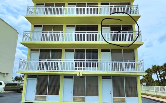 Oceanfront studio in Condotel. Canāt get any closer to the beach!