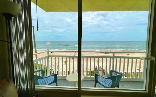 Oceanfront studio in Condotel. Canāt get any closer to the beach!