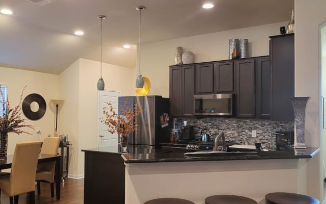 PRIVATE ROOM & BATHROOM - NORTH HOUSTON