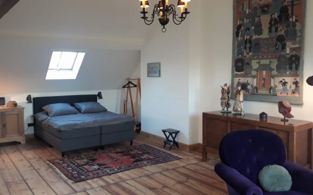 Geräumiges Atelier im Dachgeschoss eines Hauses aus dem 19.