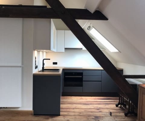 Geräumiges Atelier im Dachgeschoss eines Hauses aus dem 19.