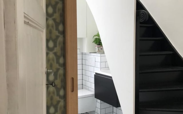 Spacious attic studio in 19th century house - Picture 11