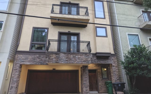 Wash-Heights Town Home 3 bed & 3.5 baths
