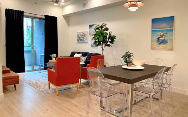 Private bedroom in a Luxury Condo on Tempe Town Lake