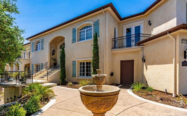 Luxurious Wine Country w Pool/Hot Tub Brush Creek-Upstairs Only