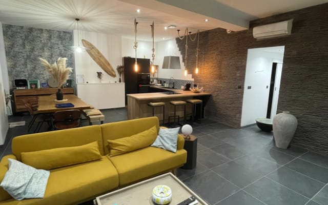 Quarto com ar condicionado e casa de banho privativa