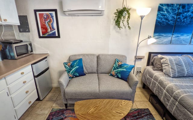 200 ft2 Tiny House in Heart of SLC Fenced Yard, Dogs Welcome!