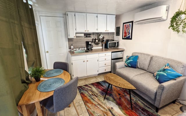 200 ft2 Tiny House in Heart of SLC Fenced Yard, Dogs Welcome!