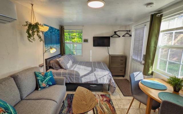 200 ft2 Tiny House in Heart of SLC Fenced Yard, Dogs Welcome!