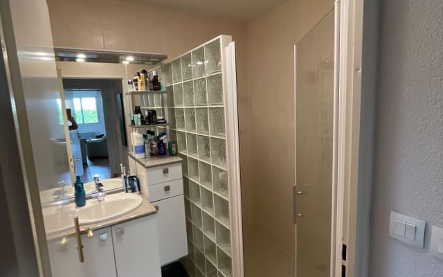 Chambre dans une maison proche de toutes les commodités