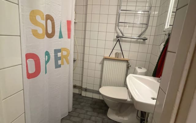 Gemeinsames privates Schlafzimmer in einer Wohnung mit einem...