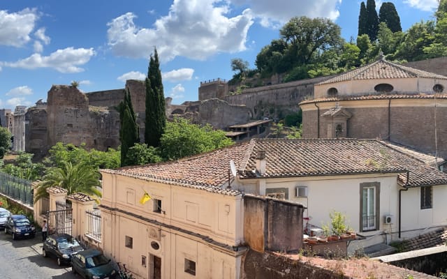 Una camera da letto in un appartamento condiviso nel centro di Roma